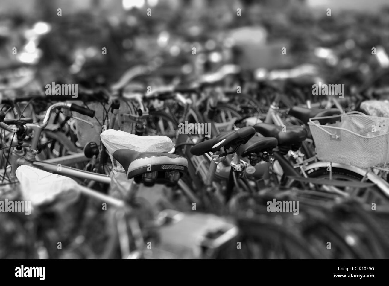 Fahrräder am Bahnhof Stockfoto