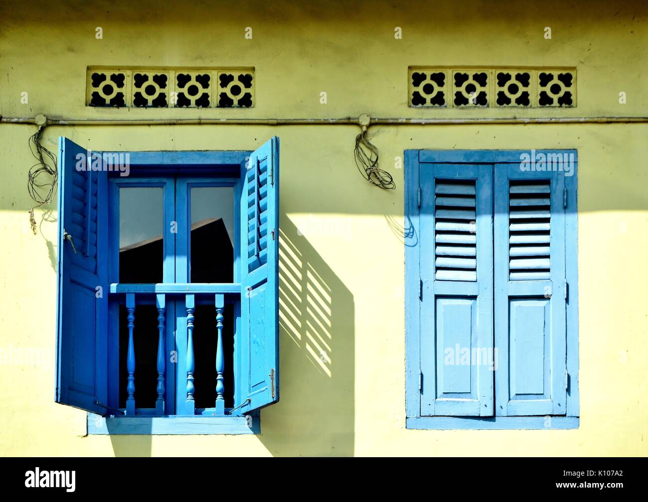 Traditionelle shop Haus außen mit blauen hölzerne Lamellenfensterläden, Windows und Quadratmeter Lüftungskanäle im Stadtteil Little India, Singapur Stockfoto