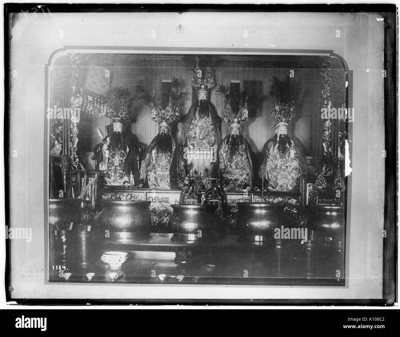 Altar der Weisen in der Joss Haus des Gebets, San Francisco, Ca. 1900 (CHS 1184) Stockfoto