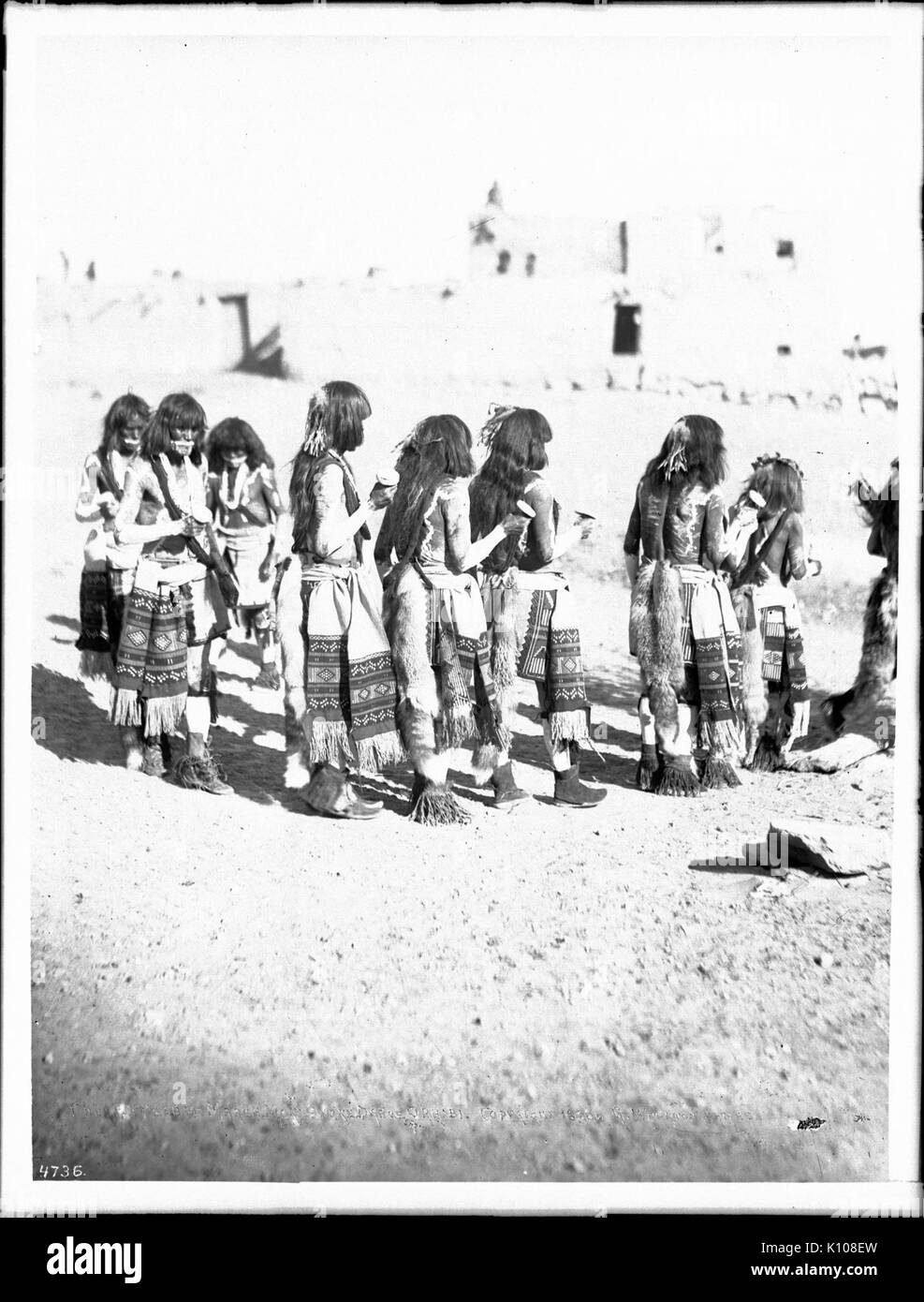 Antilope Priester in der Snake Dance Zeremonie Marching in Oraibi, California, Ca.1896 (CHS 4736) Stockfoto