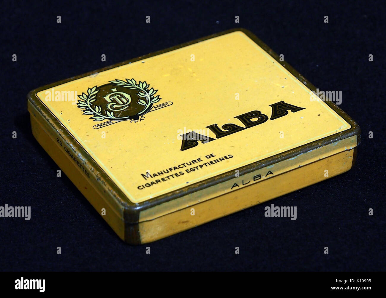 Ein Bild, das die Verpackung oder Werbung für Alba-Zigaretten zeigt und deren Branding, Design und historischen Kontext in der Tabakindustrie hervorhebt. Stockfoto