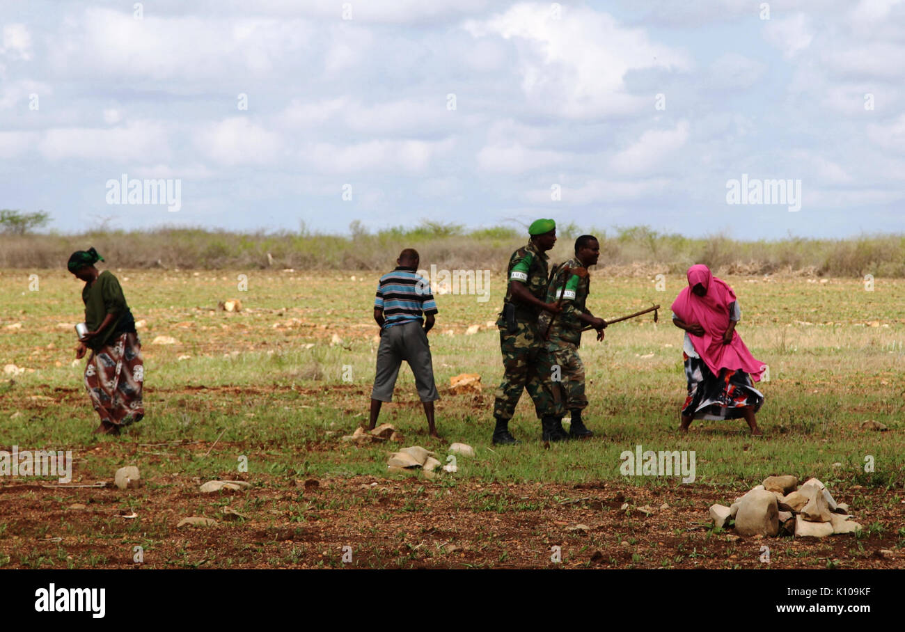 Die AMISOM Hilfe Frauen und ältere Landwirte Anlage und ihre Farmen Pflug 3 (13965429033) Stockfoto