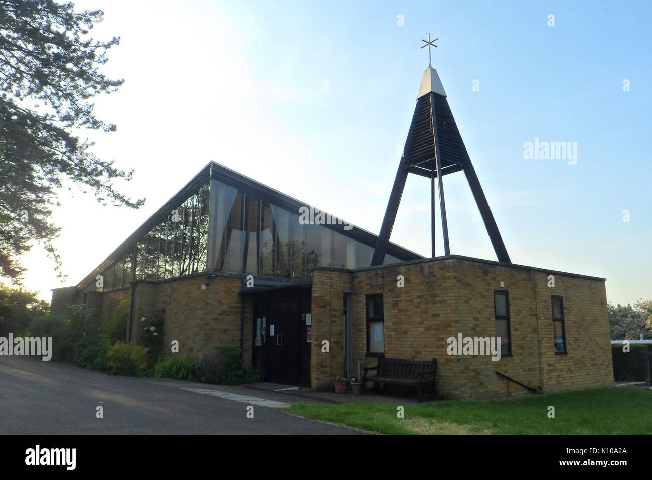 Allerheiligen Kirche, Pfarrhaus Tor, Onslow Village, Guildford (Mai 2014) (5) Stockfoto