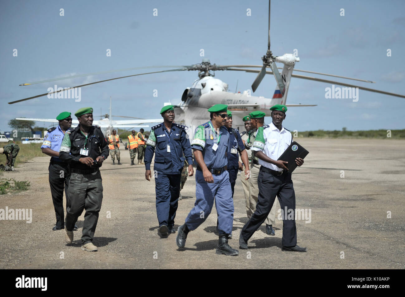 Die AMISOM stellvertretender Kommandeur, Major General Geoffrey Baraba Muheesi und die AMISOM neuer Polizeichef, Anand Pillay, Ankunft in Baidoa, Somalia, zu einer Ehrenwache am 20. Juni. Die beiden Amisom (14466237002) Stockfoto