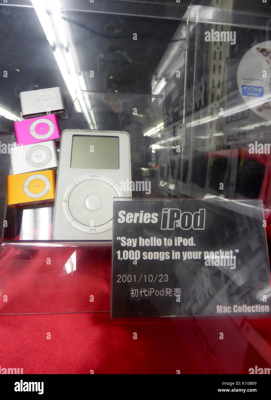 Der ursprüngliche iPod, ein revolutionärer tragbarer Mediaplayer, der 2001 von Apple eingeführt wurde, markiert mit seinem kompakten Design und seinen Speichermöglichkeiten einen großen Wandel im digitalen Musikkonsum. Stockfoto