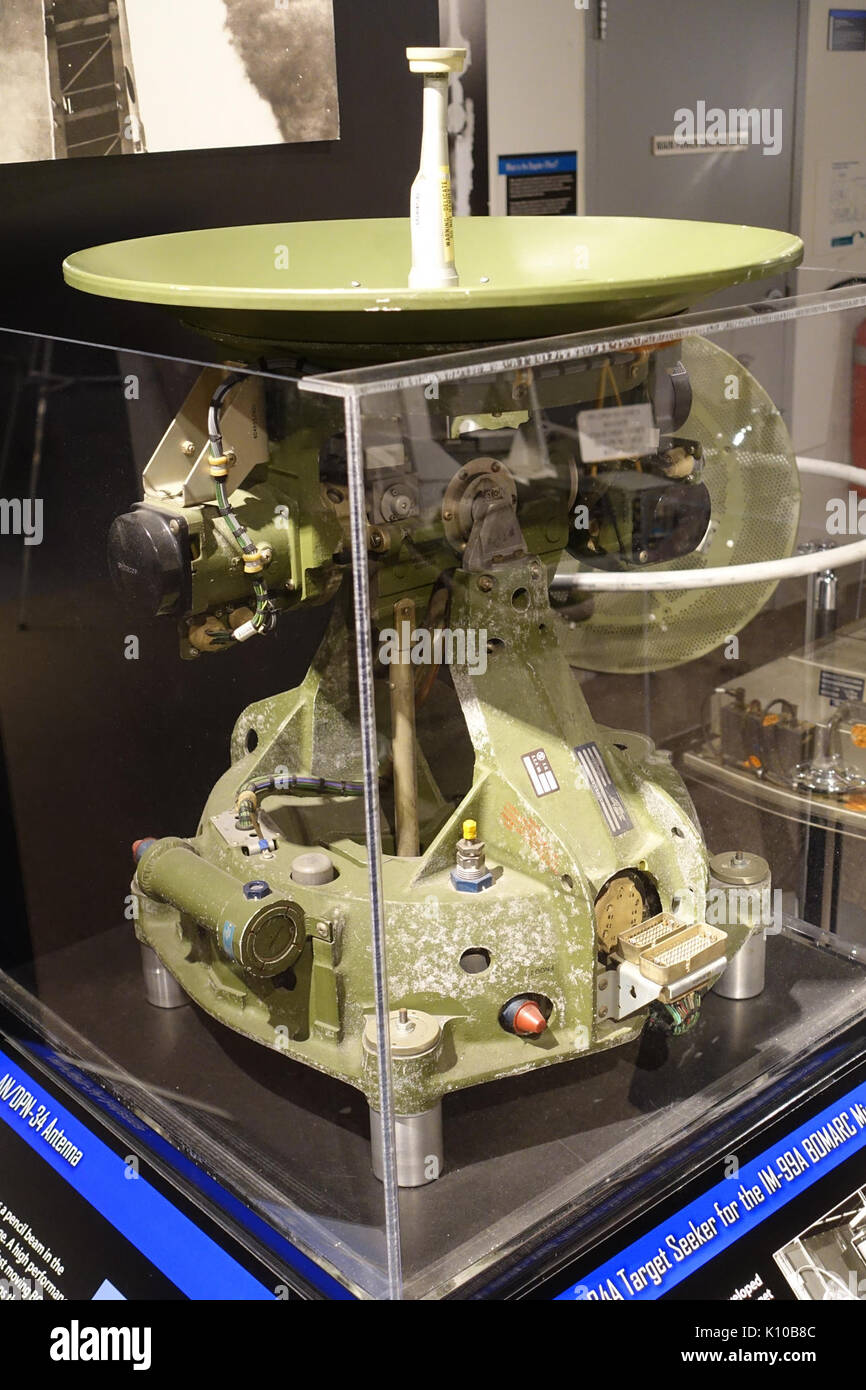 Dieses Bild zeigt wahrscheinlich eine Antenne, die für den Einsatz im X-Band entwickelt wurde und häufig in der Radar- und Kommunikationstechnologie verwendet wird. Es ist mit dem National Electronics Museum verbunden. Stockfoto