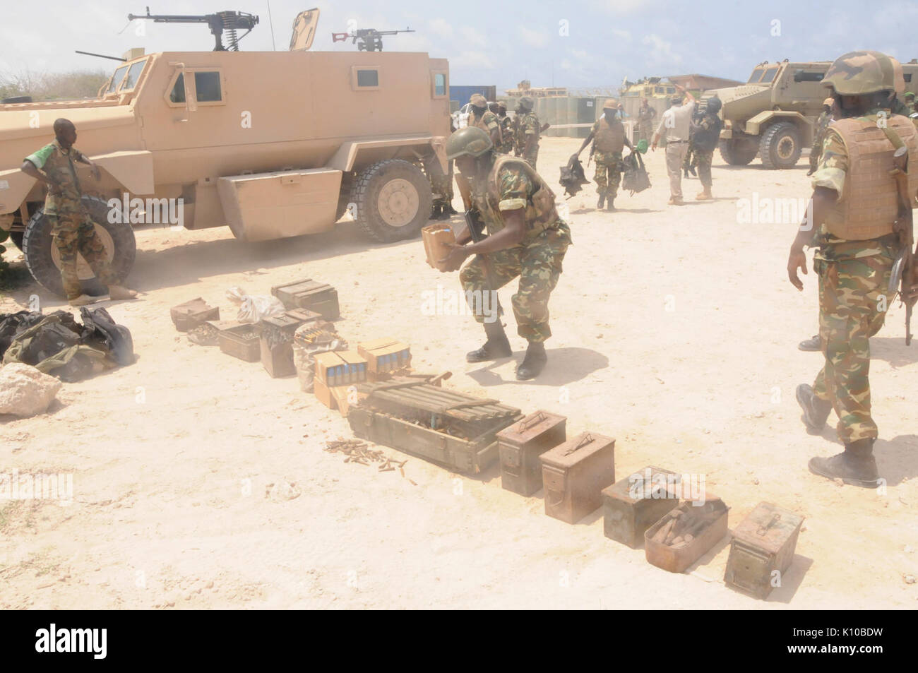 Die AMISOM zusammen mit der somalischen nationalen Armee haben heute wieder ein Sortiment von Waffen und Bomben von al Shabaab Verdächtige in der Hauptstadt Mogadischu. Diese wurden am Asuman Atto Garage (14570529197 erfasst) Stockfoto