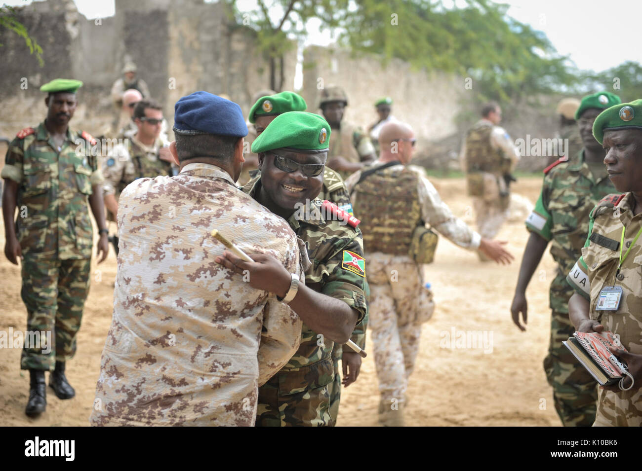 Die AMISOM Kommandeur, Generalleutnant Silas Ntigurirwa, kommt an Jazeera Camp teilnehmen eine Abschlussfeier für die somalischen nationalen Armee Soldaten, die vor kurzem einen Auffrischungskurs absolviert haben an (14606761807) Stockfoto