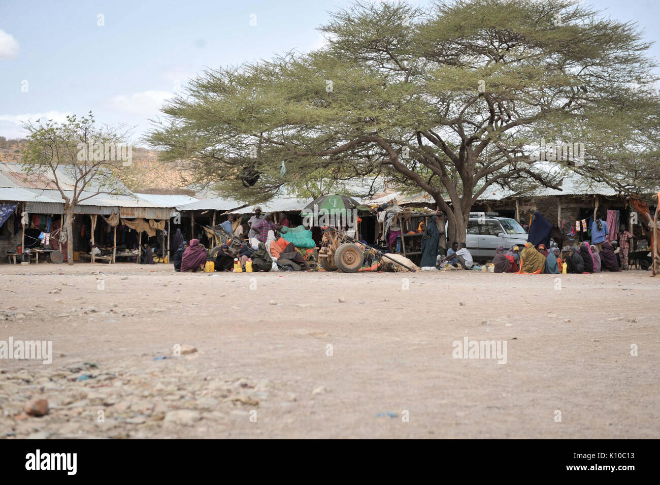 Die AMISOM humanitäre Einheit heute eine Bewertung der Garbahaarey Stadt in der Region Gedo Somalias. Das Team besuchte Krankenhaus der Stadt, Schule, Markt, und Wasser Punkte bei der Begehung. (14885149434) Stockfoto