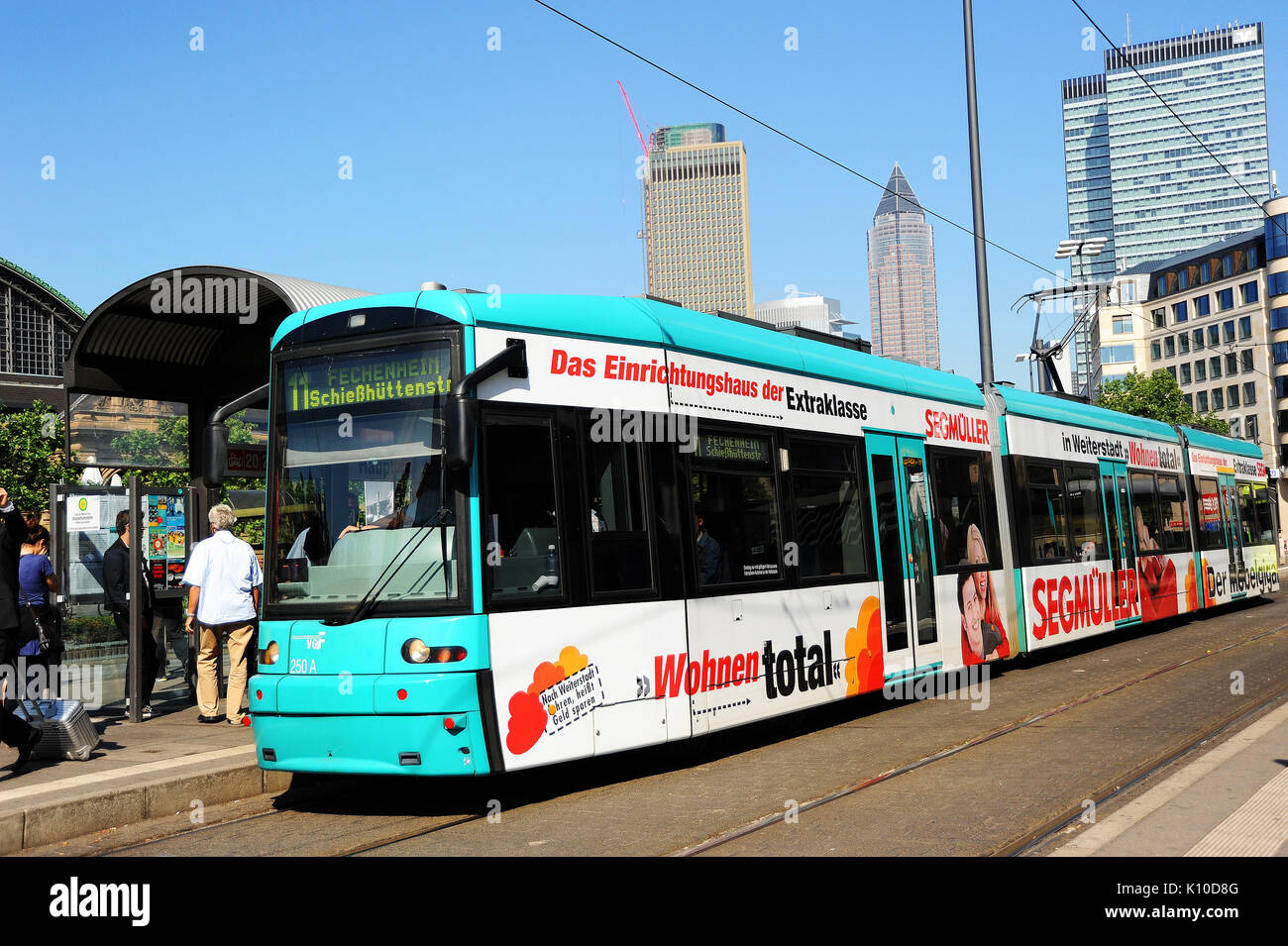 Eine Straßenbahn, Tower 185 (noch im Bau) und der Messerturm wie von der Straßenbahn-Haltestelle am Frankfurter Hauptbahnhof gesehen. Stockfoto