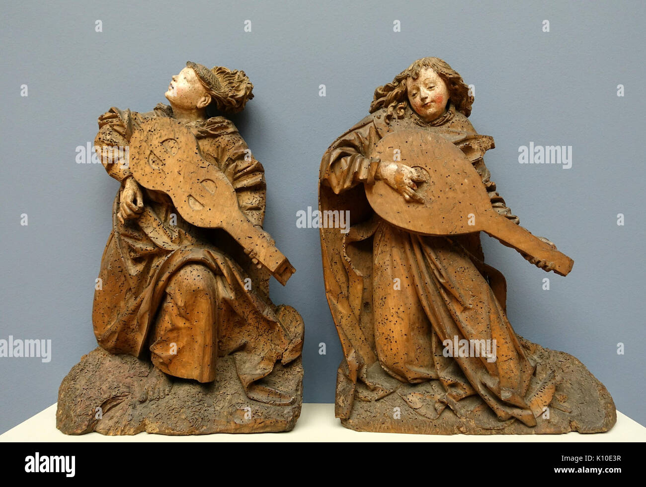 Engel spielt Bratsche und laute, Ansicht 1, wahrscheinlich Oberrhein, c. 1490, Linden Holz Bode Museum DSC03105 Stockfoto