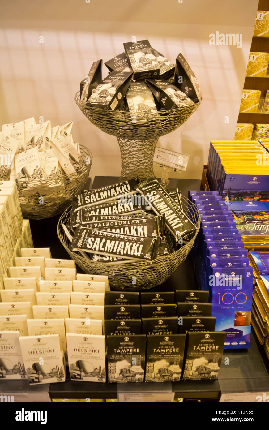 Finnische Schokolade, salmiakki, Süßigkeit, Süßigkeiten, Stockmann,  Kaufhaus, Helsinki, Finnland Stockfotografie - Alamy