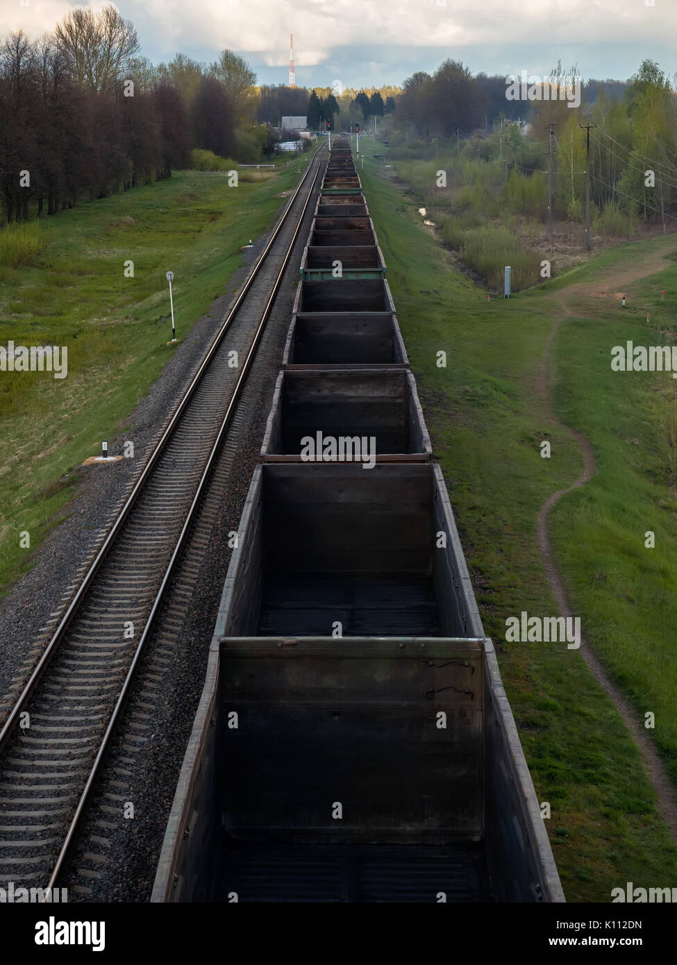 Fliegen Ansicht von Bahnstrecken und leeren Güterzug. Stockfoto