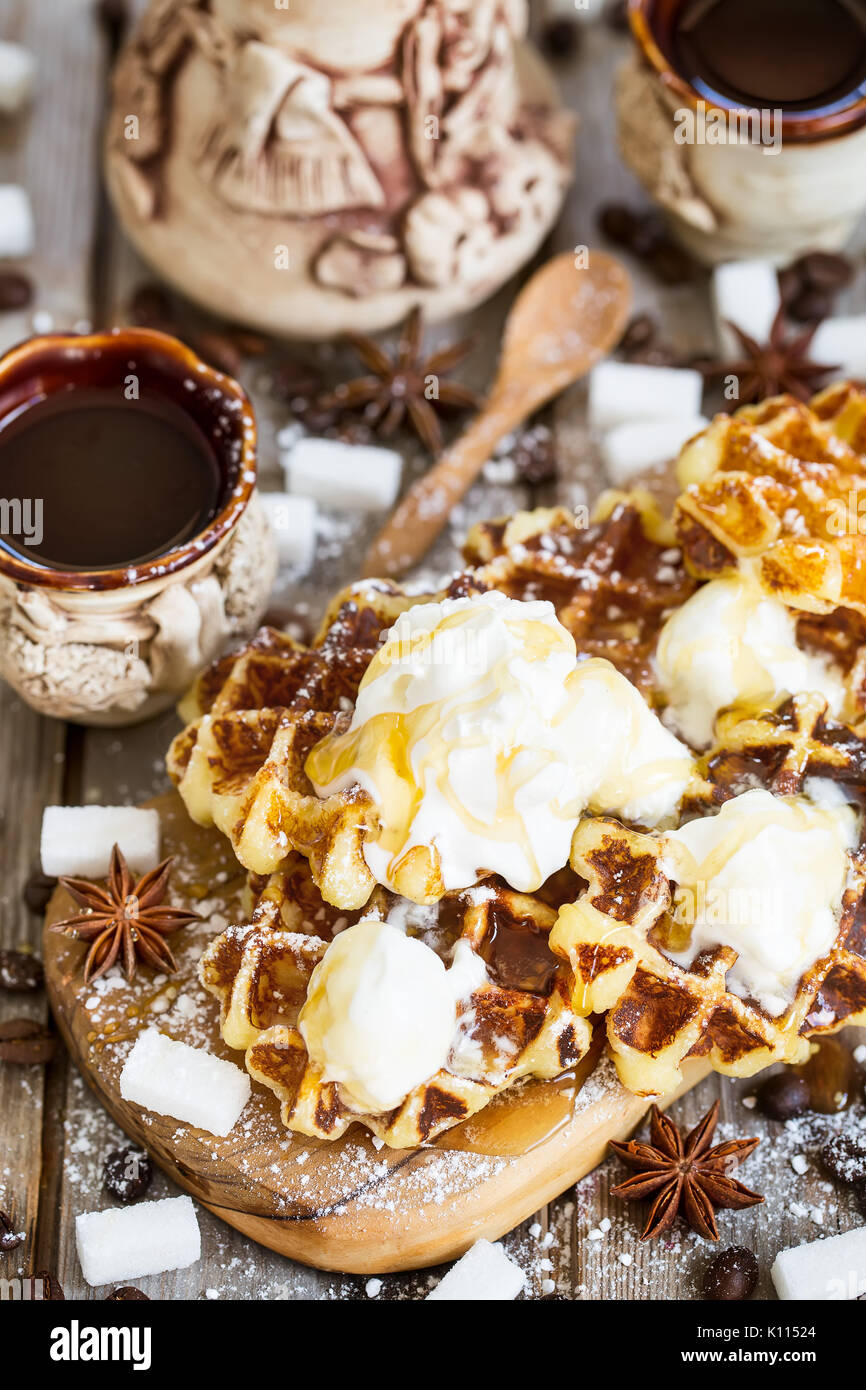 Hausgemachten belgischen waffers mit Eis, Honig und Kaffee auf alten hölzernen Hintergrund Stockfoto