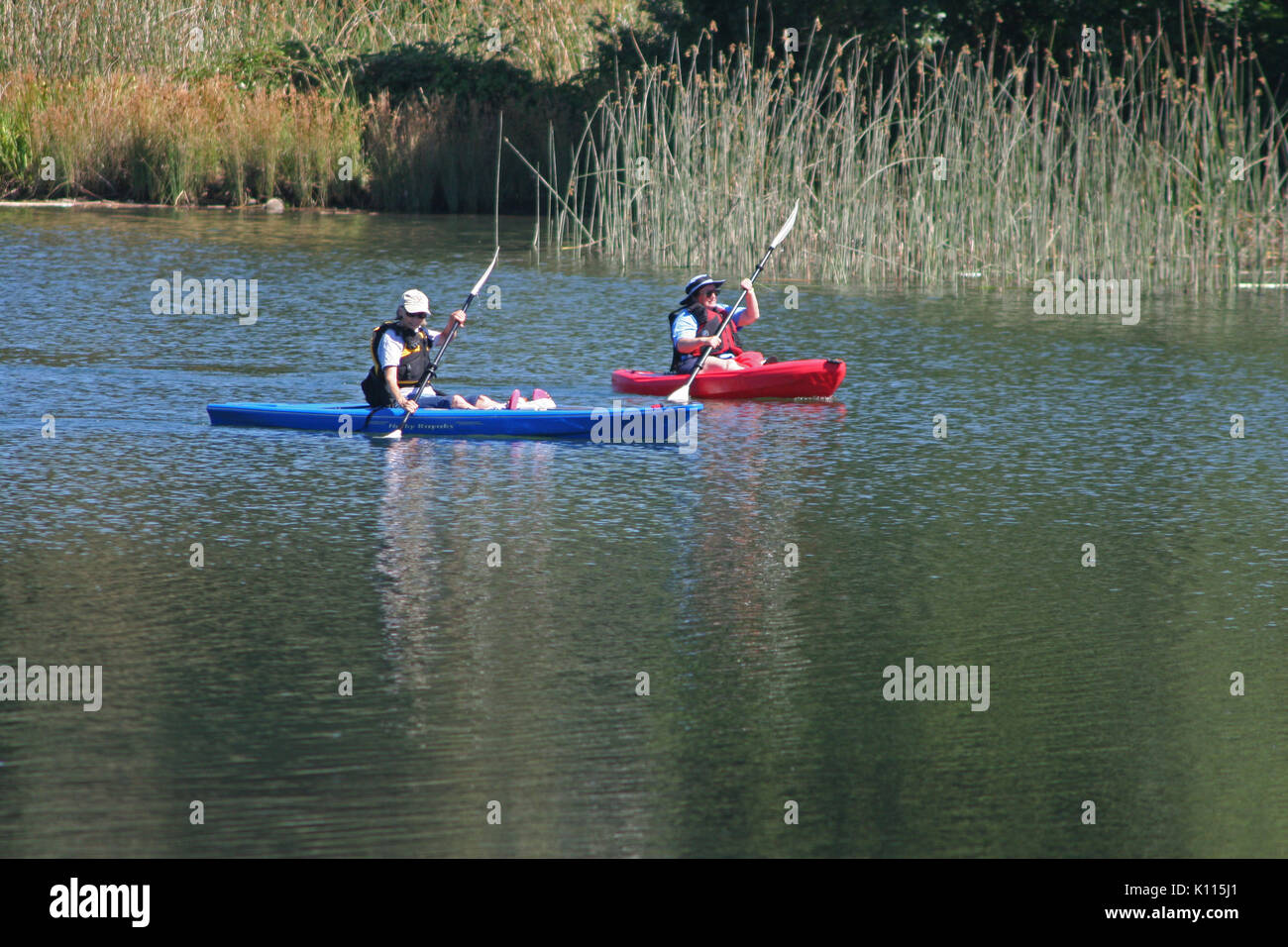 Älteren DAMEN KAJAK, SACRAMENTO COUNTY, KALIFORNIEN Stockfoto