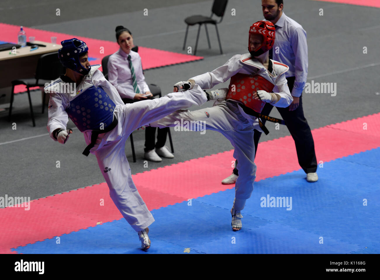 St. Petersburg, Russland - 17. Oktober 2015: Unbekannter Athleten in den einzelnen Taekwondo Turnier konkurrieren während der Martial Arts Festival Balti Stockfoto