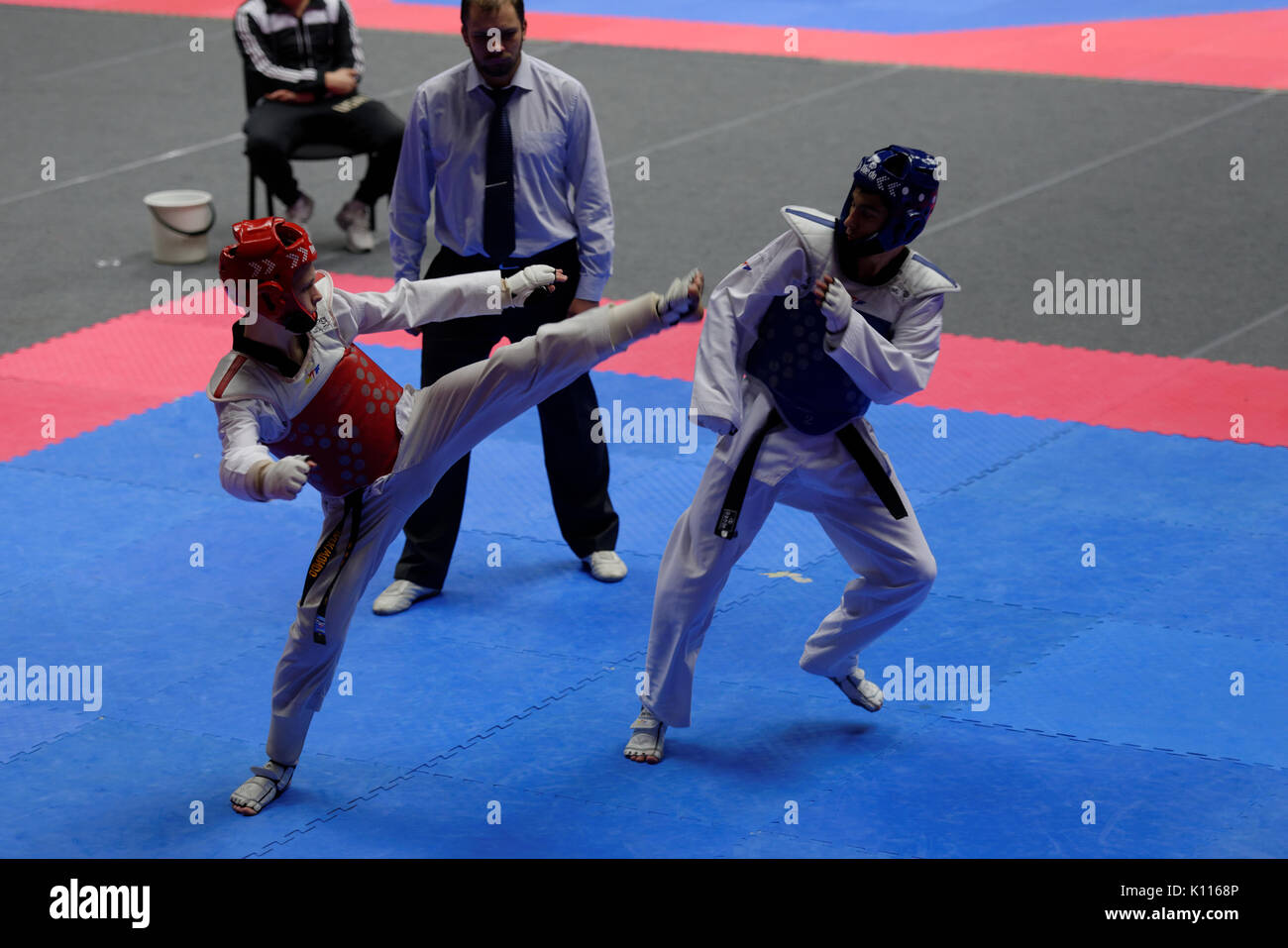 St. Petersburg, Russland - 17. Oktober 2015: Unbekannter Athleten in den einzelnen Taekwondo Turnier konkurrieren während der Martial Arts Festival Balti Stockfoto