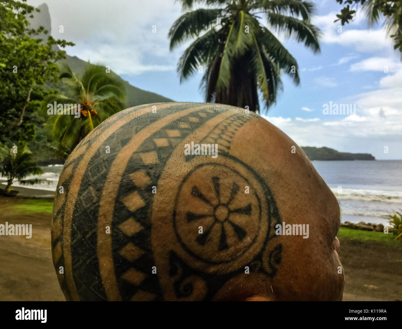 Die erstaunliche Kopf Tattoos eines Marquesanische Mann auf Nuku Hiva, Marquesas, Französisch Polynesien Stockfoto
