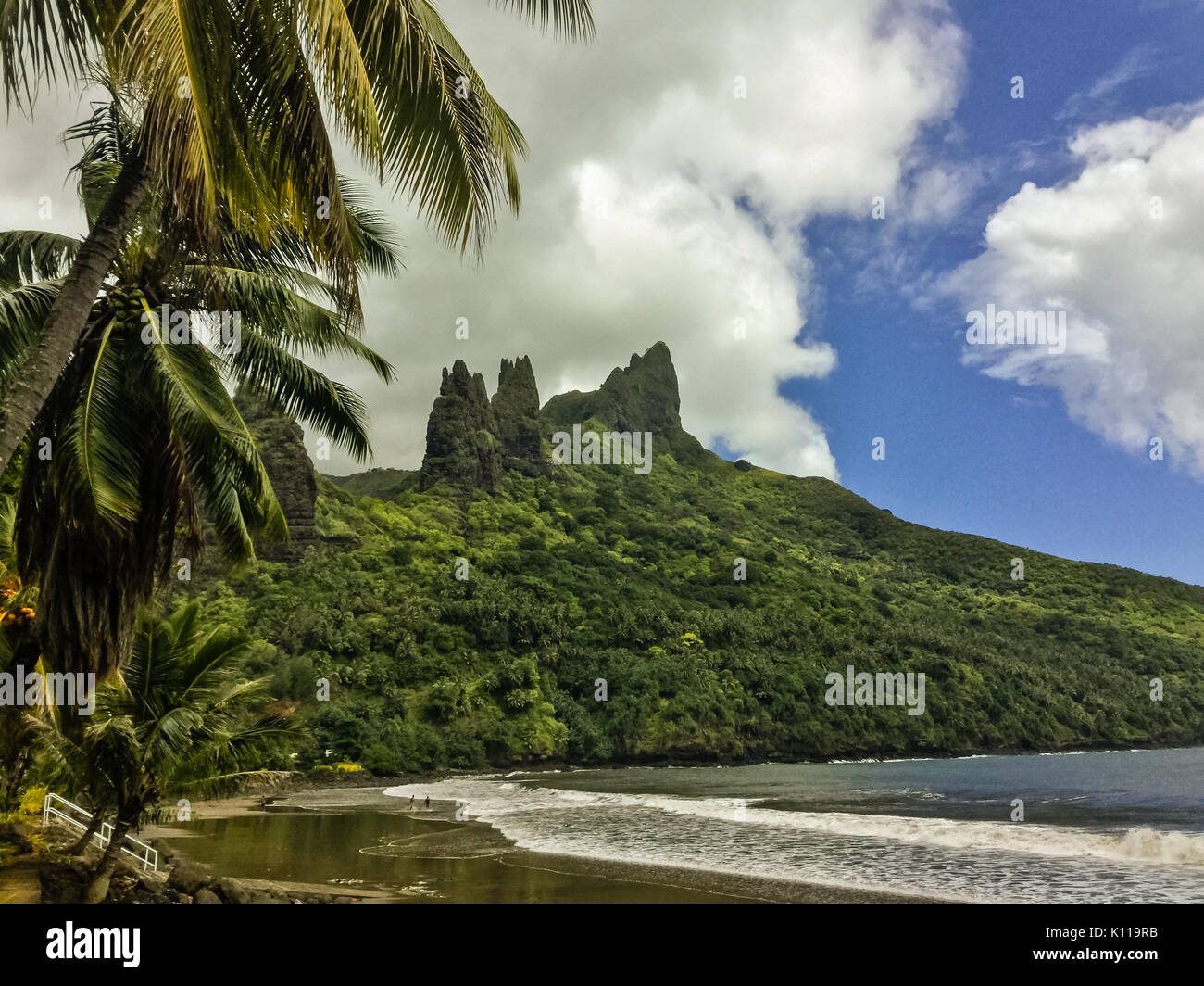 Die atemberaubende Landschaft am Strand von Hatiheu Bay auf Nuku Hiva, Marquesas, Französisch Polynesien Stockfoto