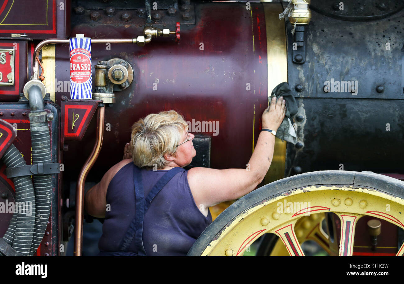 Jan Cooper aus Cornwall, hilft polnischen die Burrell Showmans's Road Lok tar' während des Tages eine der großen Dorset Steam Fair im Tarrant Hinton, Dorset. Stockfoto