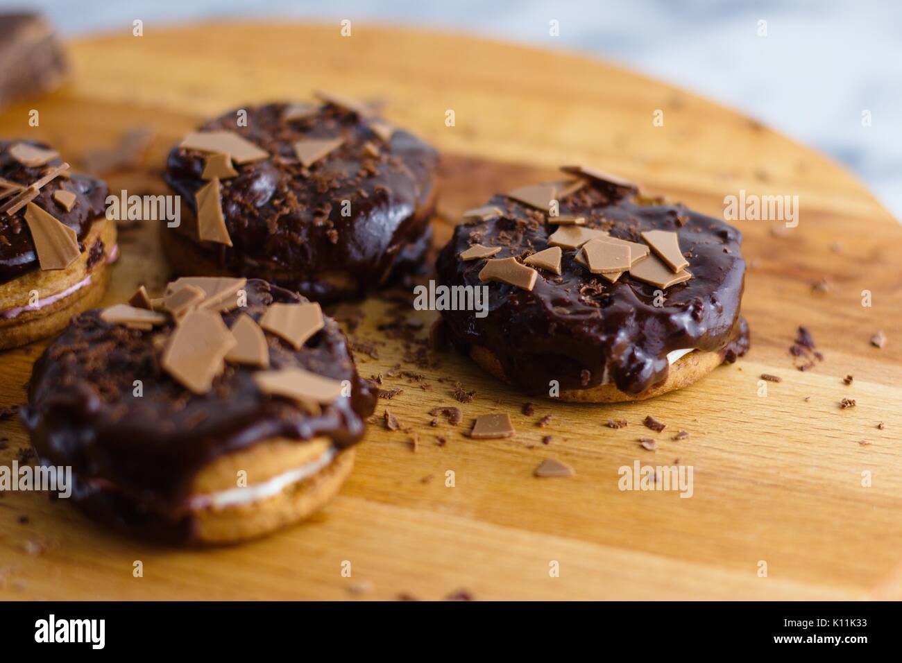 Cinnamon cookies und Marshmallow Sandwich von Schokolade aufgefüllt Stockfoto