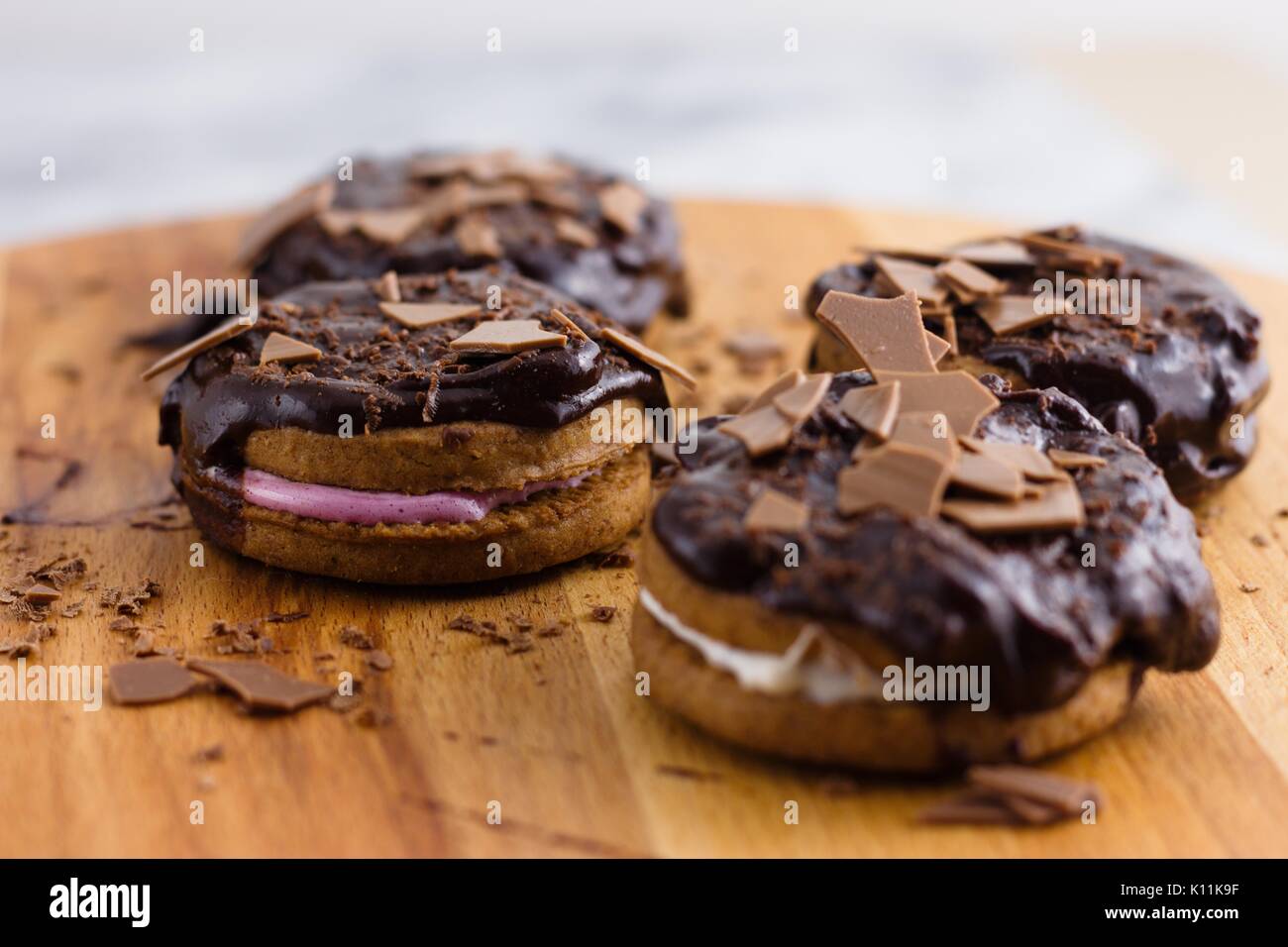 Cinnamon cookies und Marshmallow Sandwich von Schokolade und schokolade Flocken aufgefüllt Stockfoto