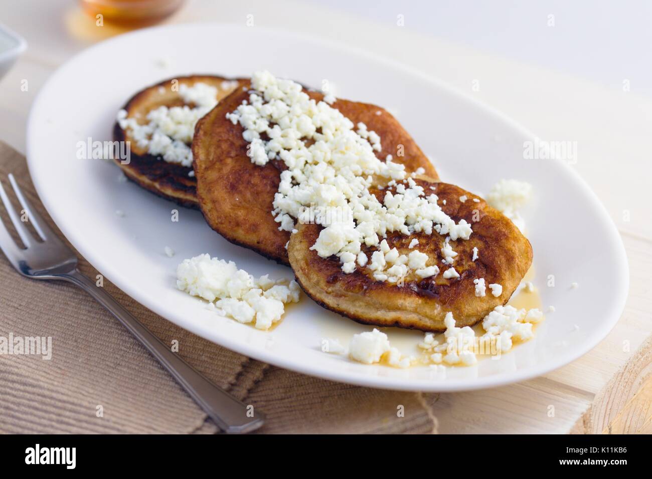 Hausgemachte glutenfreie Pfannkuchen mit Quark und Honig auf dem ovalen ...