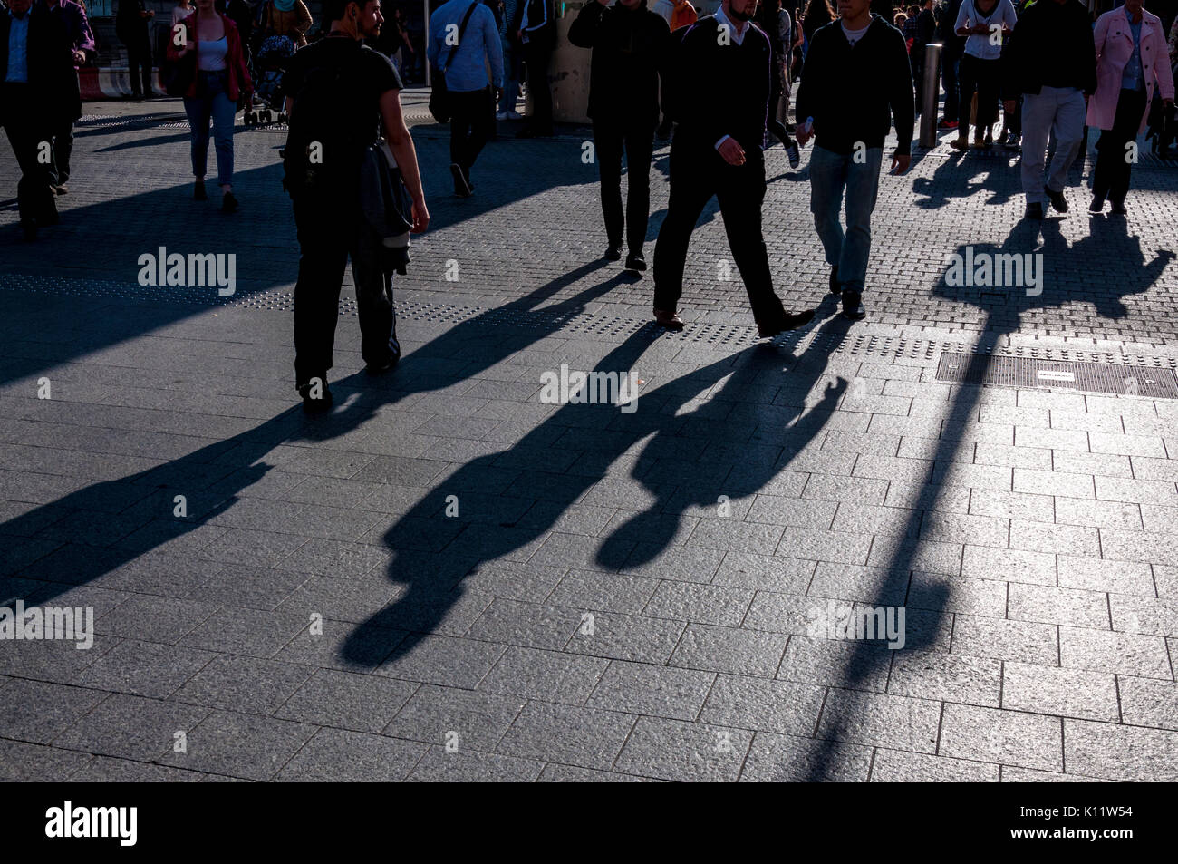 Die Schatten von Menschen zu Fuß auf der O'Connell Street in Dublin. Irland Stockfoto