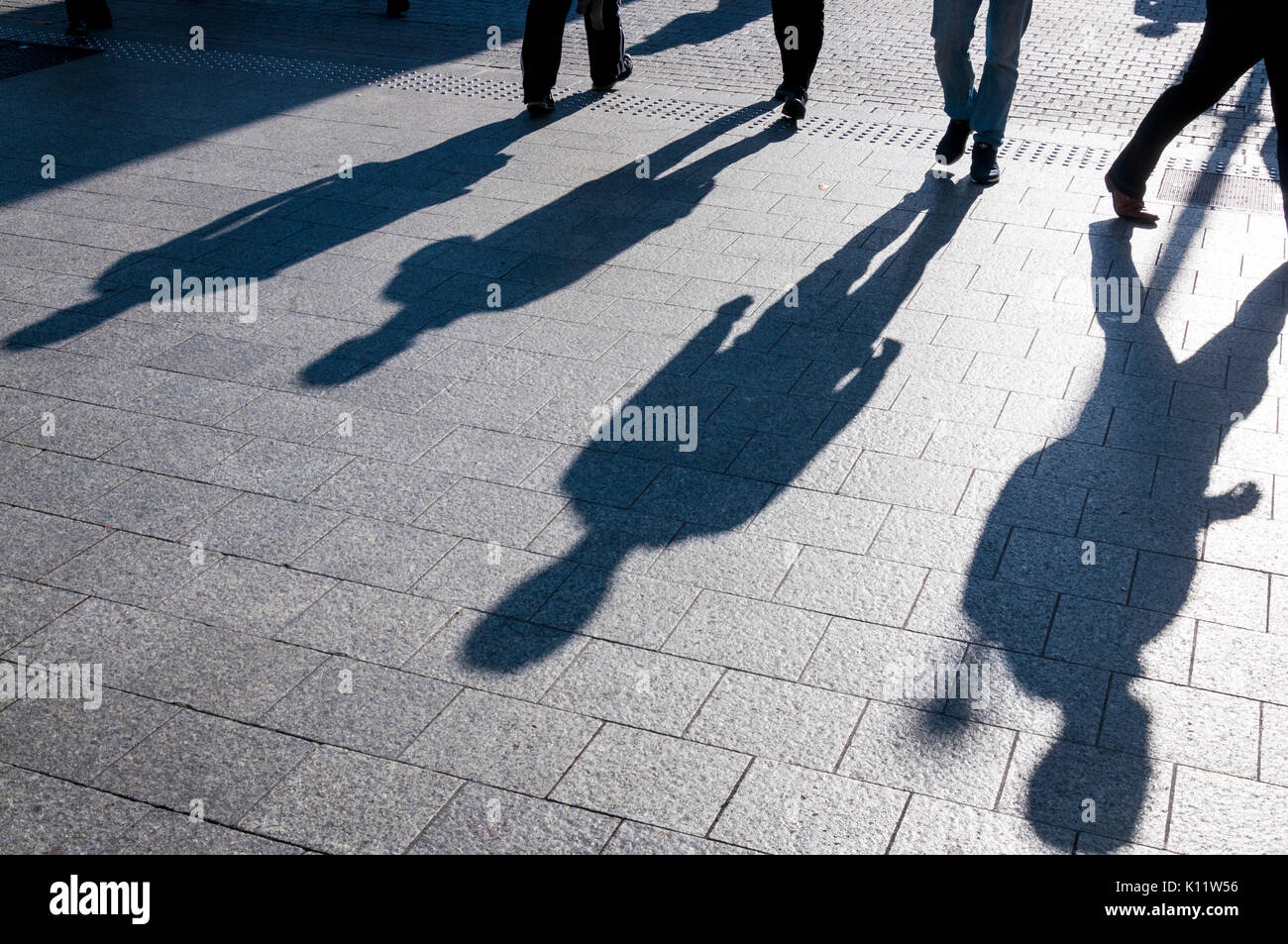 Die Schatten von Menschen zu Fuß auf der O'Connell Street in Dublin. Irland Stockfoto