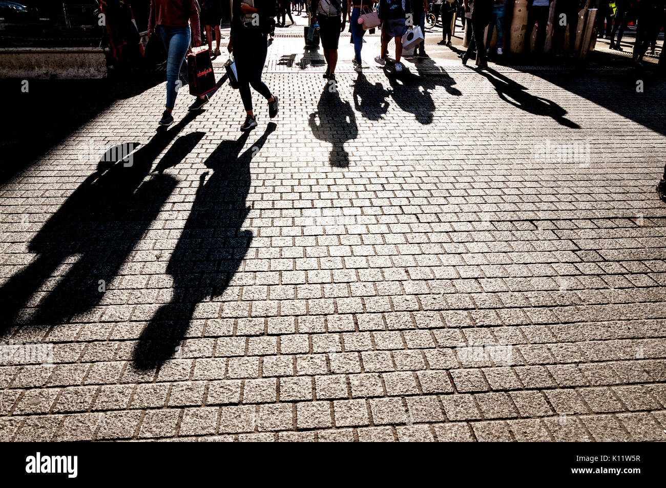 Die Schatten von Menschen zu Fuß auf der O'Connell Street in Dublin. Irland Stockfoto