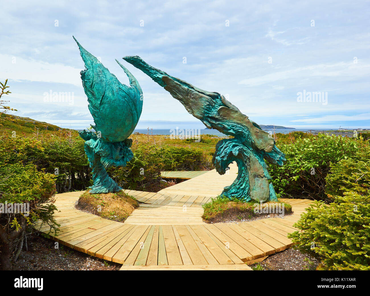 Begegnung zweier Welten Bronze Skulptur von luben Boykov und Richard Brixel bei L'Anse aux Meadows UNESCO Weltkulturerbe, Neufundland, Kanada 2002 Stockfoto