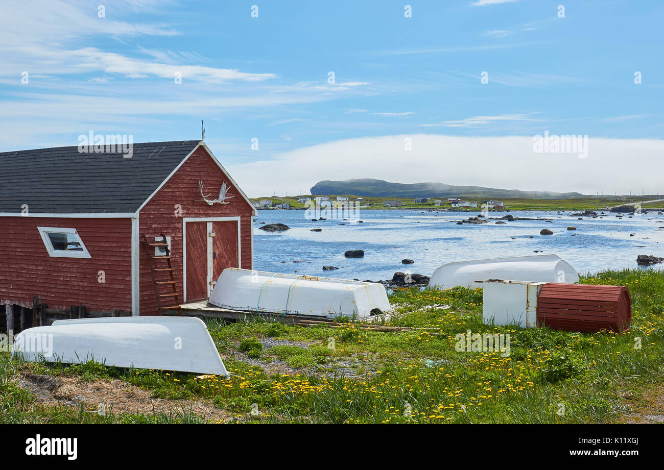 Holz Hütte Water's Edge in den Küstengewässern der Gemeinschaft an der Spitze der Great Northern Peninsula, Neufundland, Kanada Stockfoto