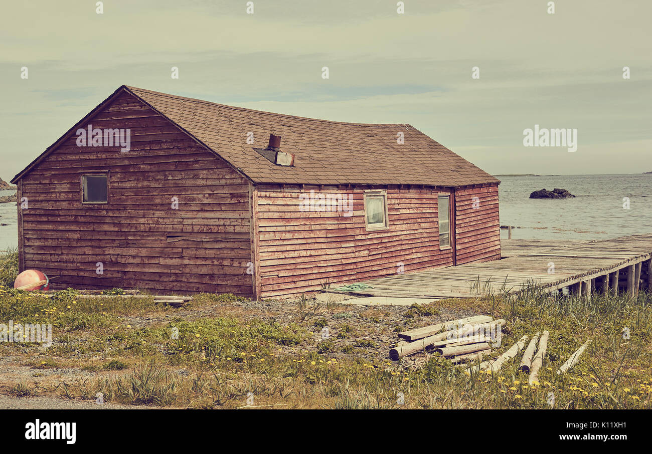 Holz Hütte Water's Edge in den Küstengewässern der Gemeinschaft an der Spitze der Great Northern Peninsula, Neufundland, Kanada Stockfoto