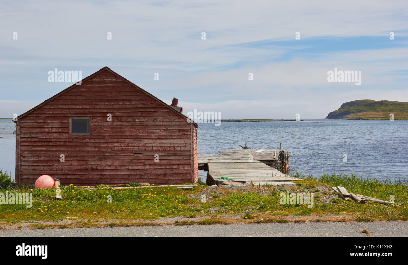 Holz Hütte Water's Edge in den Küstengewässern der Gemeinschaft an der Spitze der Great Northern Peninsula, Neufundland, Kanada Stockfoto