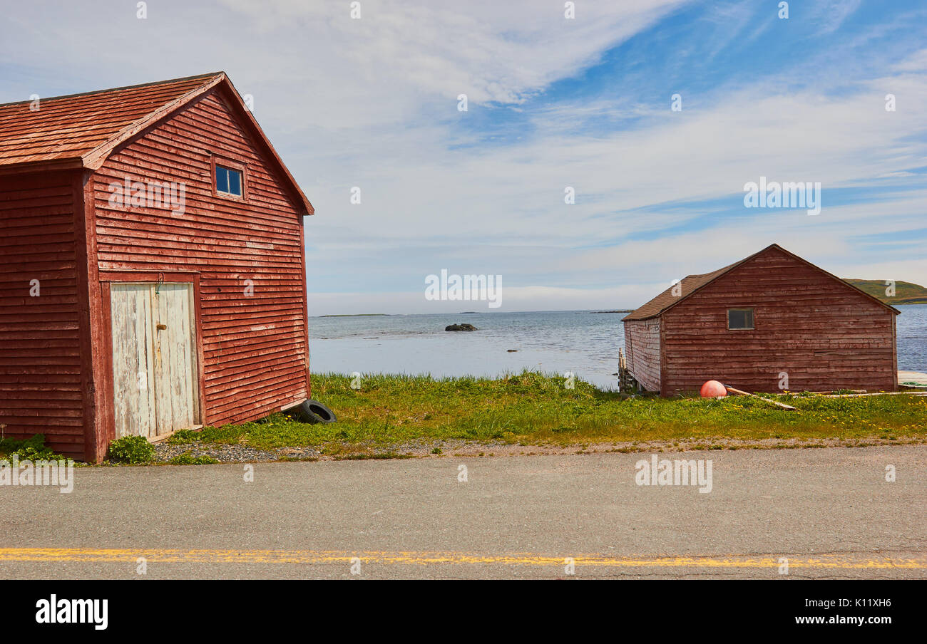 Holz Cabins at Water's Edge in den Küstengewässern der Gemeinschaft an der Spitze der Great Northern Peninsula, Neufundland, Kanada Stockfoto