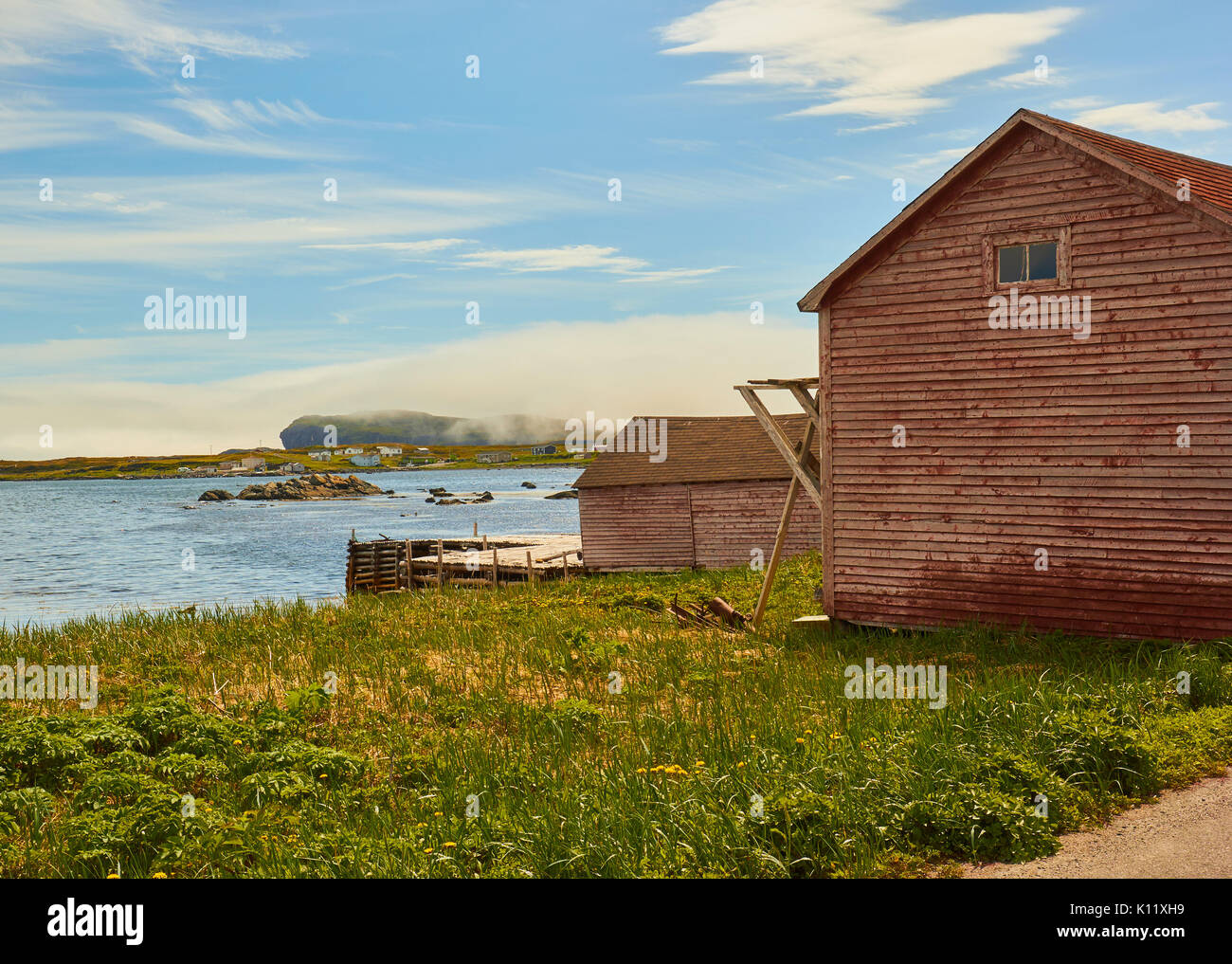 Holz Cabins at Water's Edge in den Küstengewässern der Gemeinschaft an der Spitze der Great Northern Peninsula, Neufundland, Kanada Stockfoto