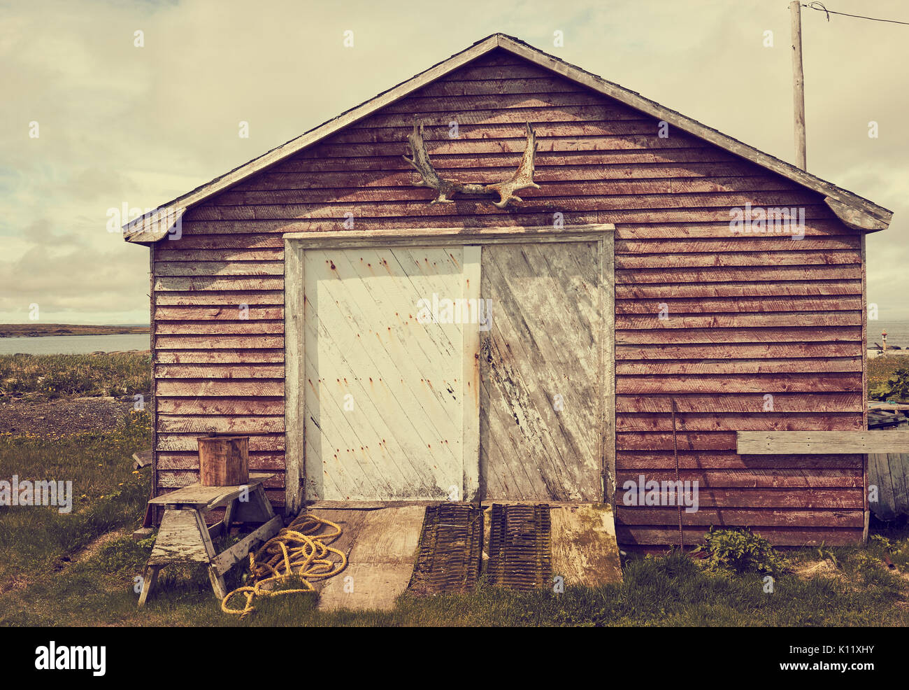 Elch Geweihe auf holz Hütte im Water's Edge Gemeinschaft an der Spitze der nördlichen Halbinsel, Neufundland, Kanada Stockfoto