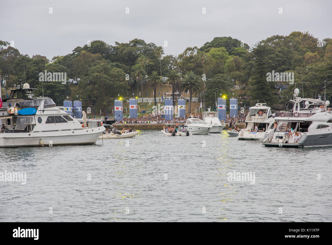 SYDNEY, NSW, Australien - NOVEMBER 19,2016: Nautische Schiffe, Zuschauer und Bühne auf der Farm Cove während der Plot Music Festival in Sydney, Australien 2016 Stockfoto