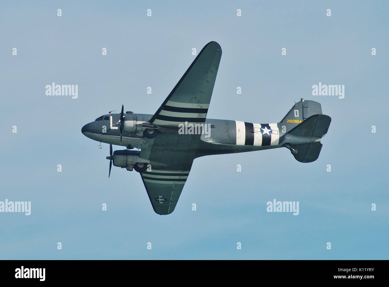Eine Douglas C-47 Dakota, 2100884, wird an der Airbourne Airshow in Eastbourne, England am 11. August 2012. Das Flugzeug ist in USAF Markierungen. Stockfoto