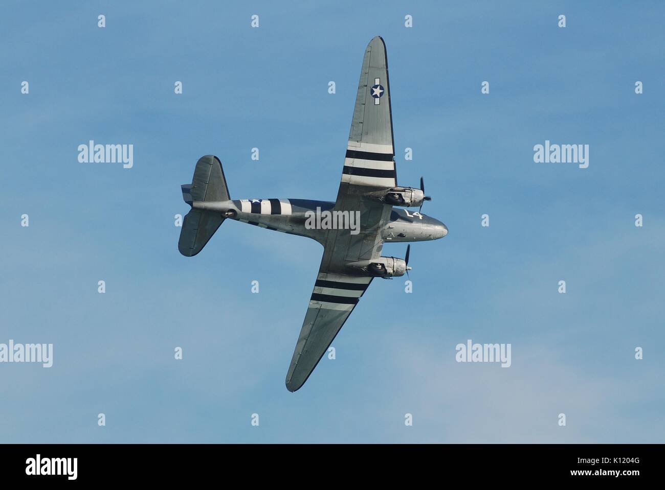 Eine Douglas C-47 Dakota, 2100884, wird an der Airbourne Airshow in Eastbourne, England am 11. August 2012. Das Flugzeug ist in USAF Markierungen. Stockfoto