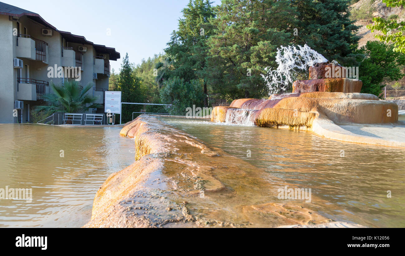 Travertin Ablagerungen um die thermische Quelle in Pamukkale, Türkei Stockfoto