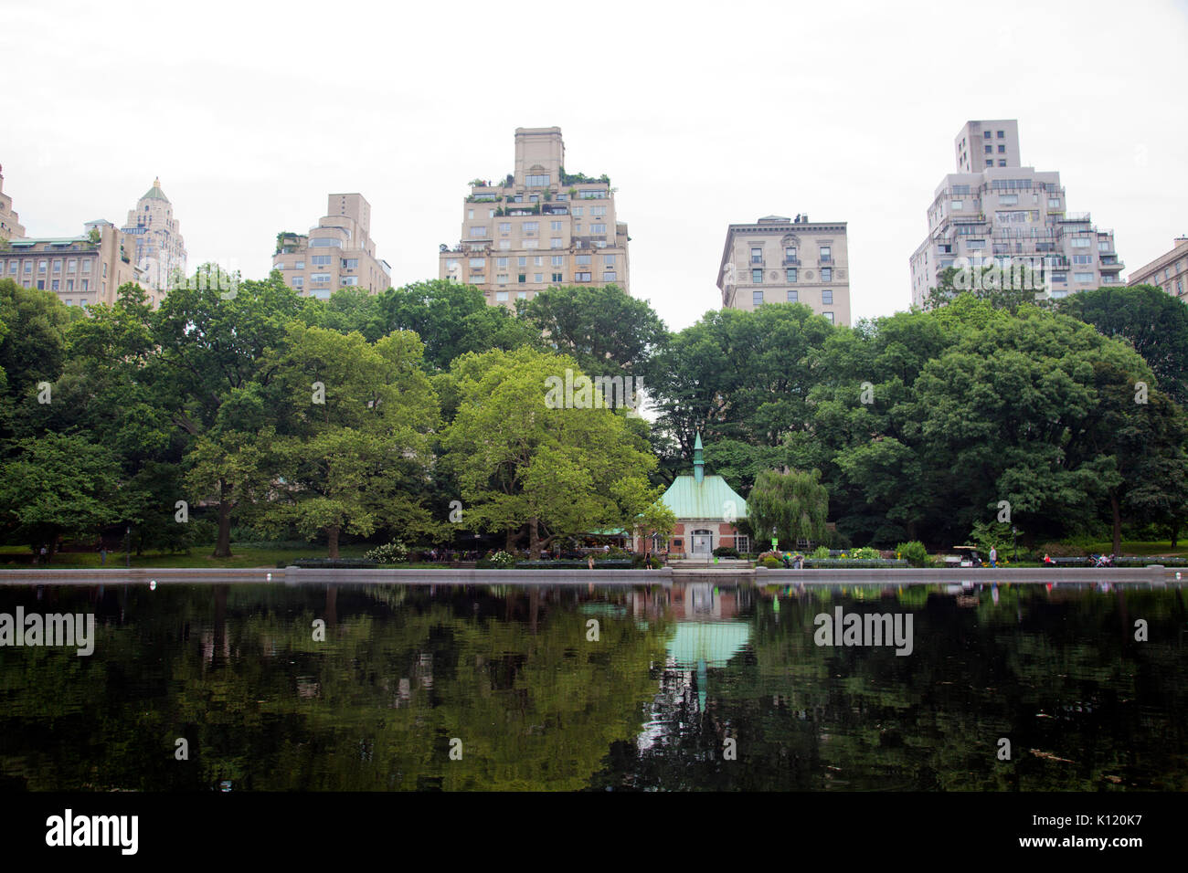 Über Wintergarten Wasser Teich zu Boathouse im Central Park - New York - USA Stockfoto