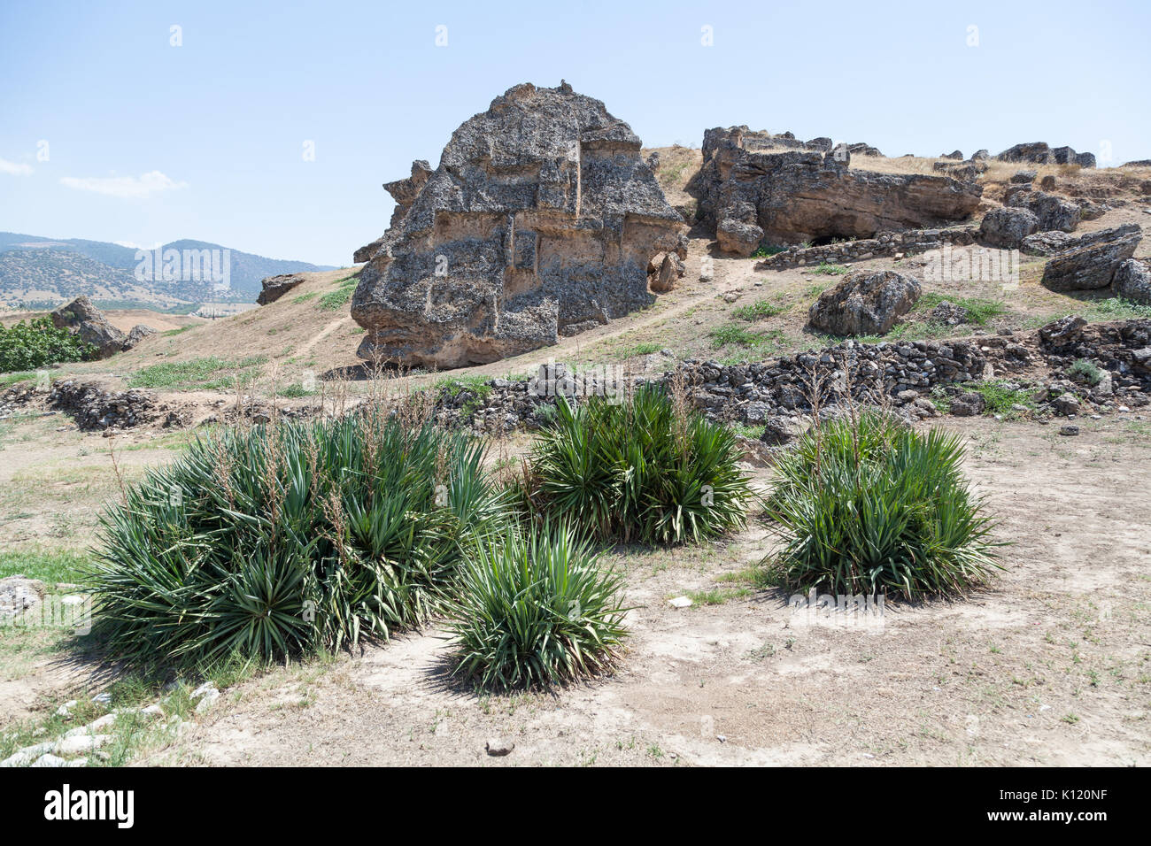 Stein und Ruinen der antiken Stadt Hierapolis in der Nähe von Pamukkale, Türkei Stockfoto