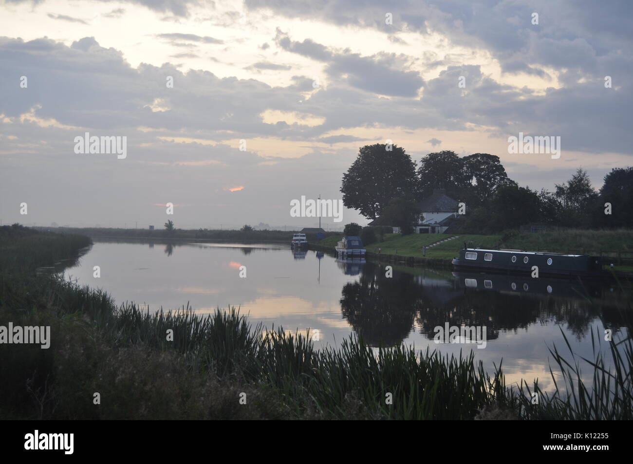 Der Fluss Great Ouse bei Brandon Creek, wo der Fluss wenig Ouse verbindet es auf den Norfolk/Cambridgeshire Grenze, Flussauen, East Anglia UK Stockfoto