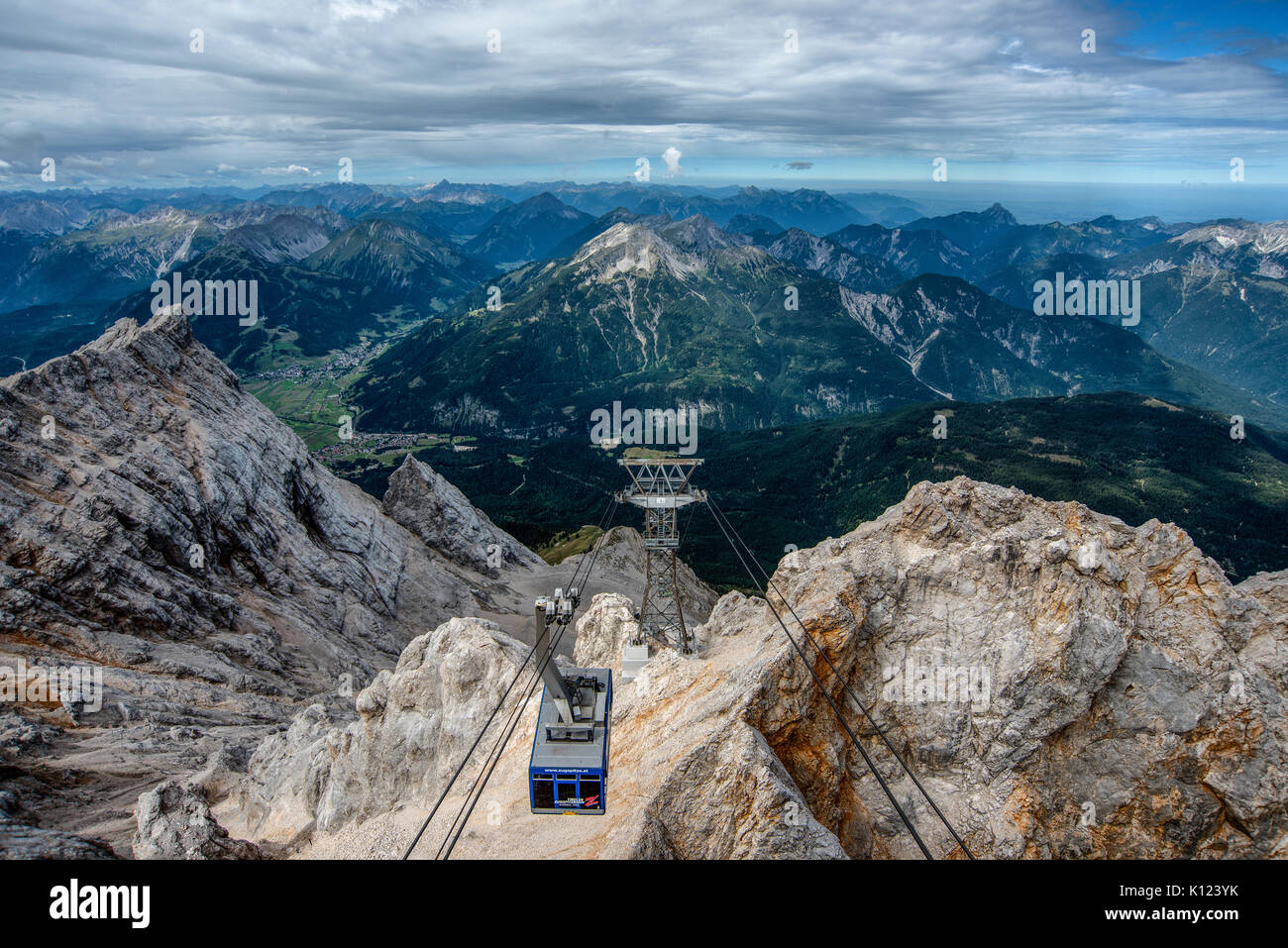 Die Tiroler Zugspitzbahn kommt auf dem Gipfel der Zugspitze auf der deutsch-österreichischen Grenze. Stockfoto