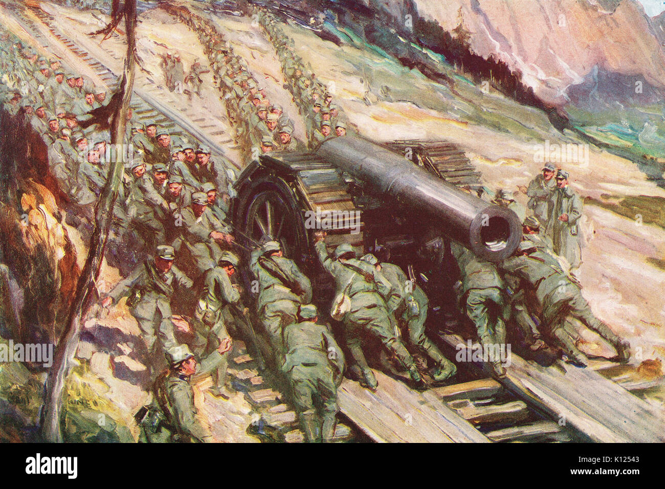 Italienische Soldaten schleppen eine große Waffe auf einen Berg, WW1 Stockfoto