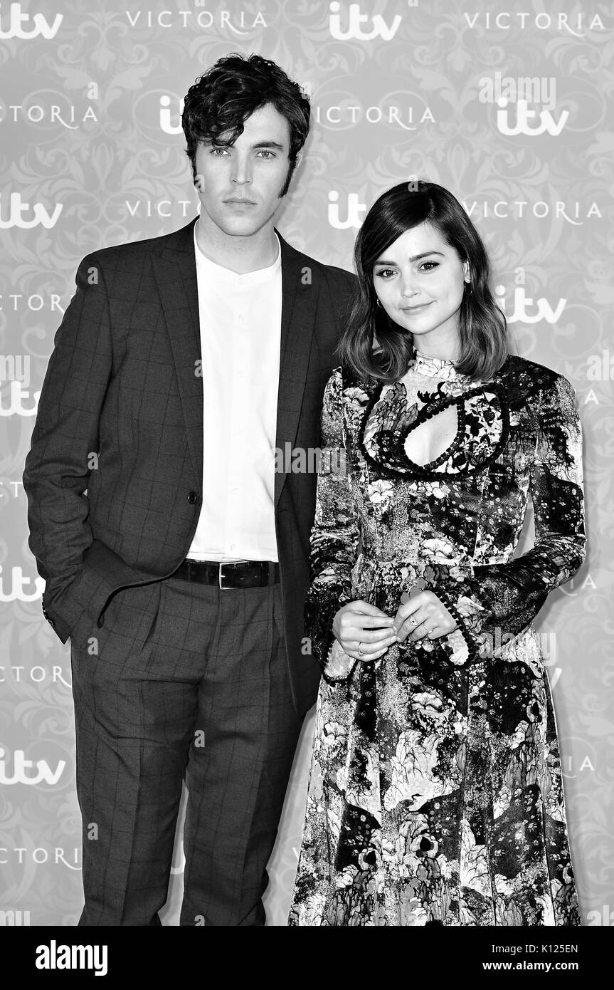 Jenna Coleman und Tom Hughes an der Victoria Saison 2 Screening im Ham Yard Hotel, London Stockfoto