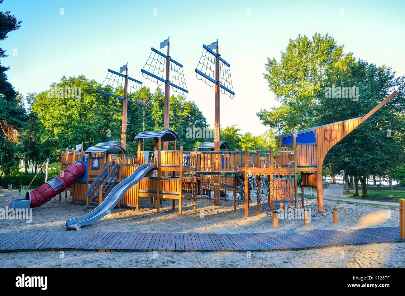 Schönen Spielplatz für Kinder auf dem See. Holz- Spielplatz in der Form eines Schiffes. Stockfoto