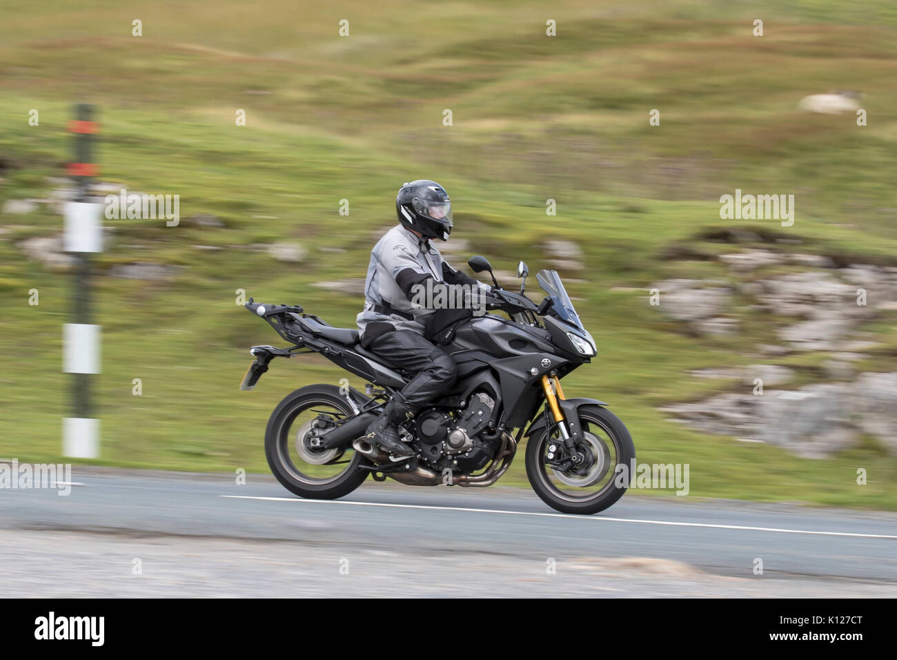 Motorradfahrer auf Klippe Tor Straße verlassen Sie die B6270 Richtung Hawes in den Yorkshire Dales National Park, England, Großbritannien Stockfoto