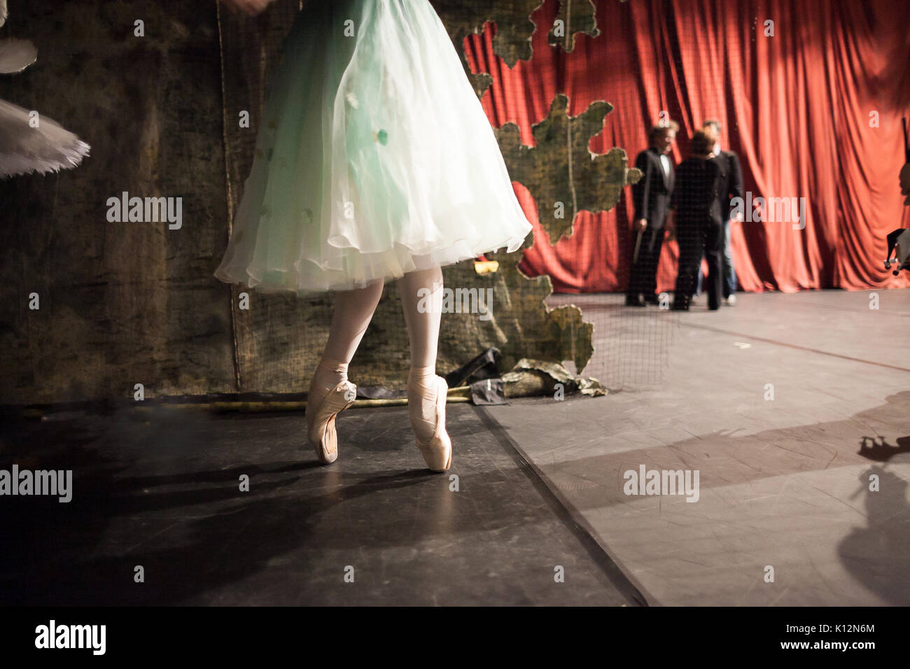 Backstage, Dramatik, kraft Konzept. kleine Füße des schwerelosen Ballerina tragen Kleid mit Tüllrock von Türkis, ist sie in den Proben Stockfoto